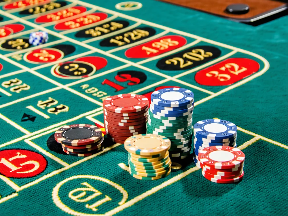 Minh họa các loại cược ngoài trong Roulette như cược đỏ/đen, chẵn/lẻ, cao/thấp, tá và cột