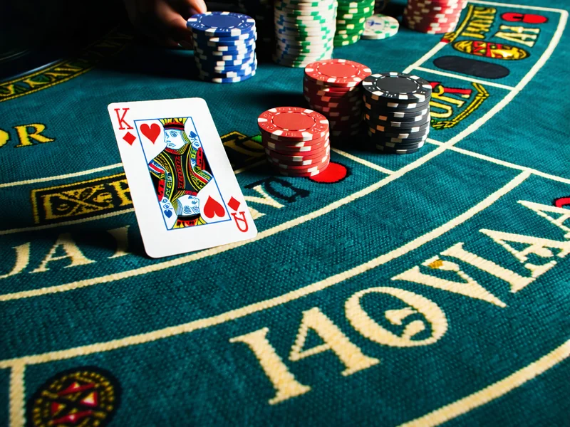 Hình ảnh bàn Blackjack với các lá bài được chia và chip cược